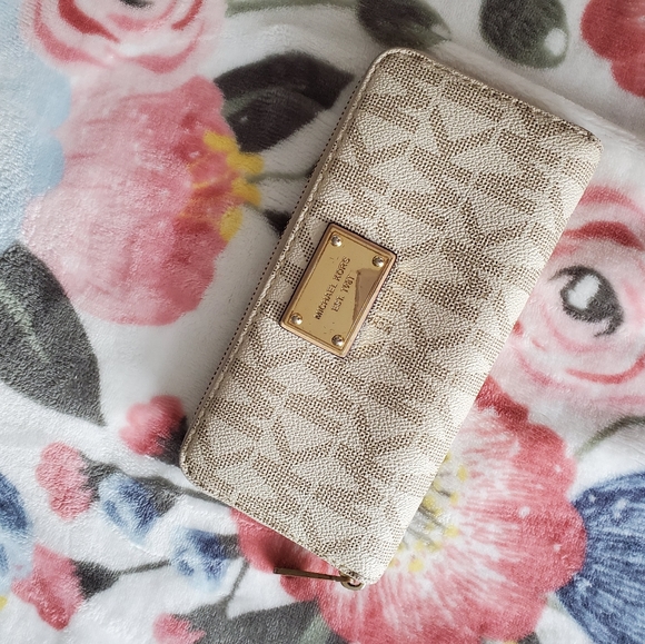 Michael Kors Handbags - ❤SALE❤Michael kors wallet